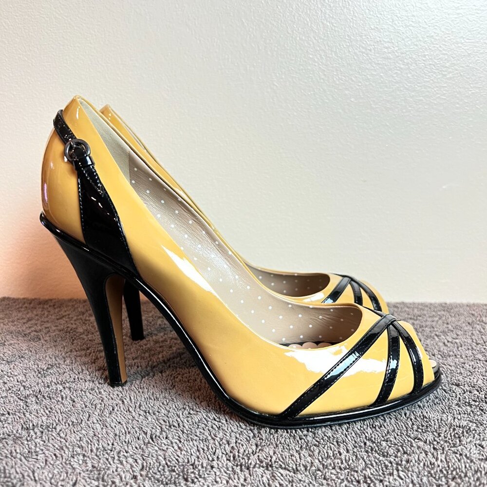 Moschino Womens Size 40.5 Black Tan Patent Leather‎ Peep Toe Heels Pumps Shoes
